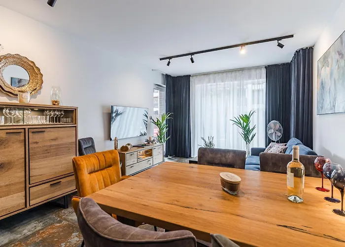 Riverside Garden Marina Apartment *